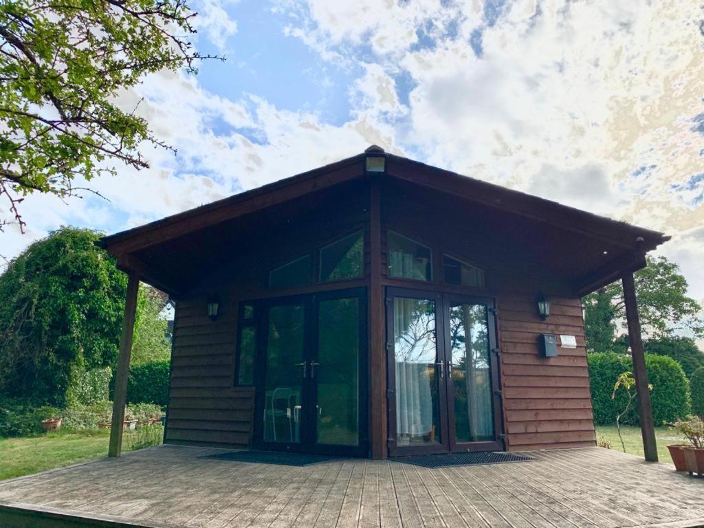 The Reading Whole Chalet With Lake And Two Acre Gardens Εξωτερικό φωτογραφία