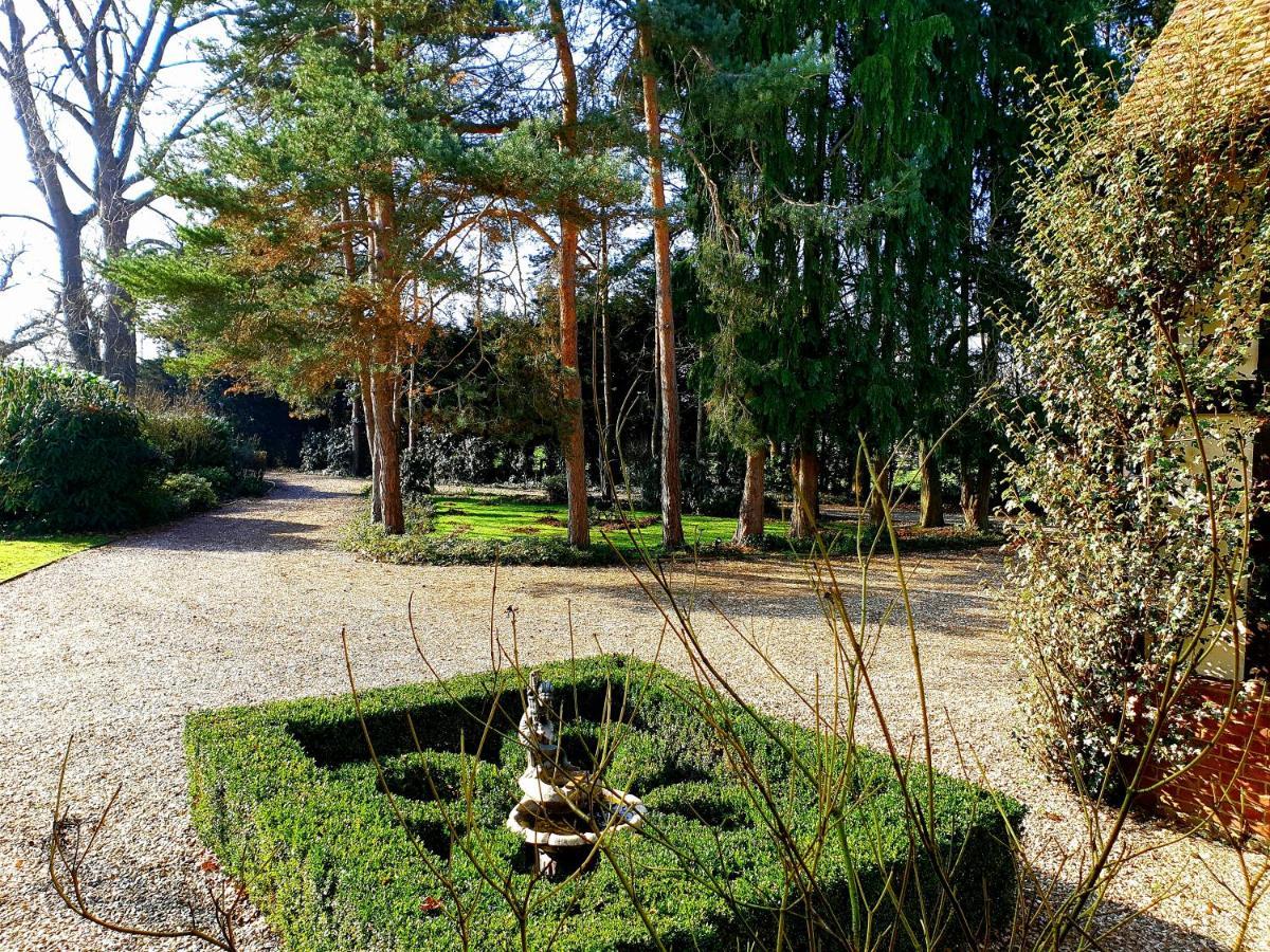 The Reading Whole Chalet With Lake And Two Acre Gardens Εξωτερικό φωτογραφία