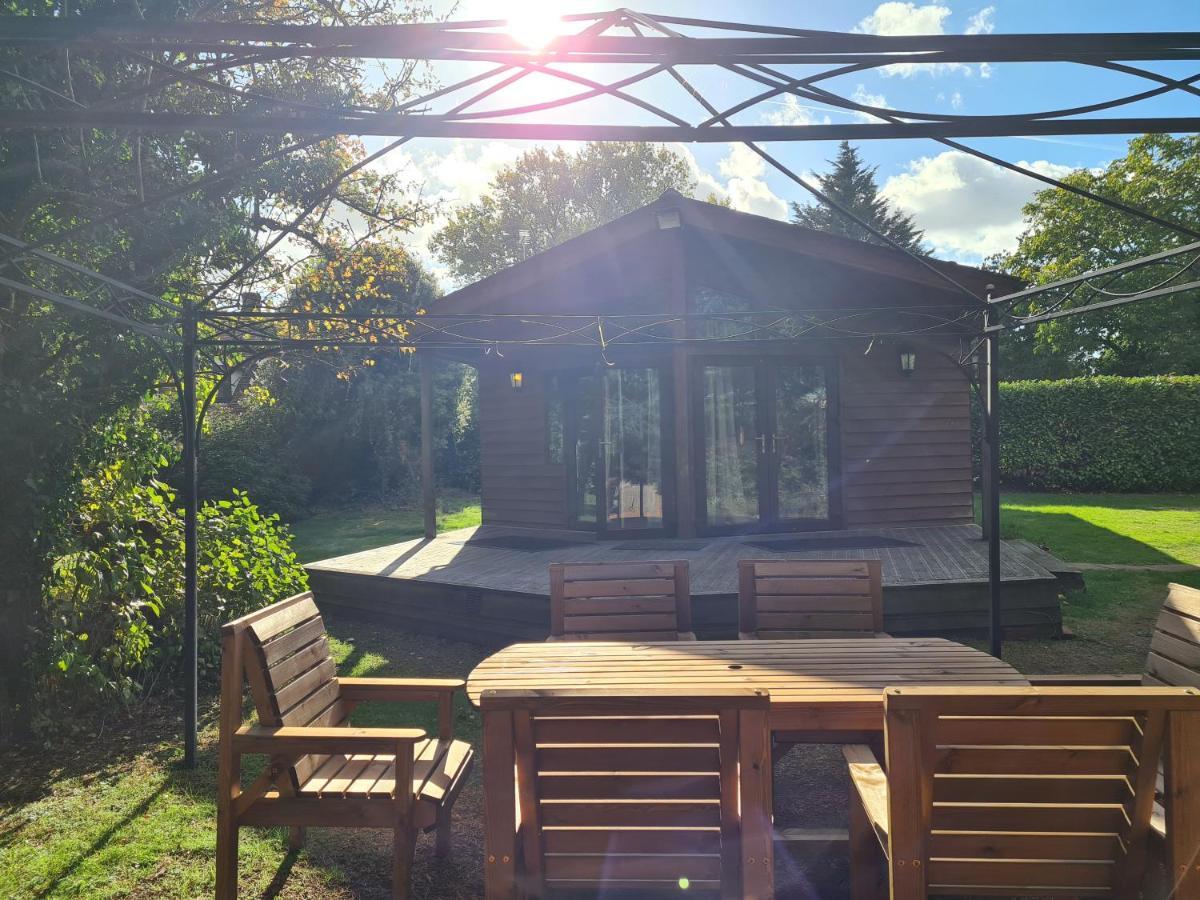 The Reading Whole Chalet With Lake And Two Acre Gardens Εξωτερικό φωτογραφία
