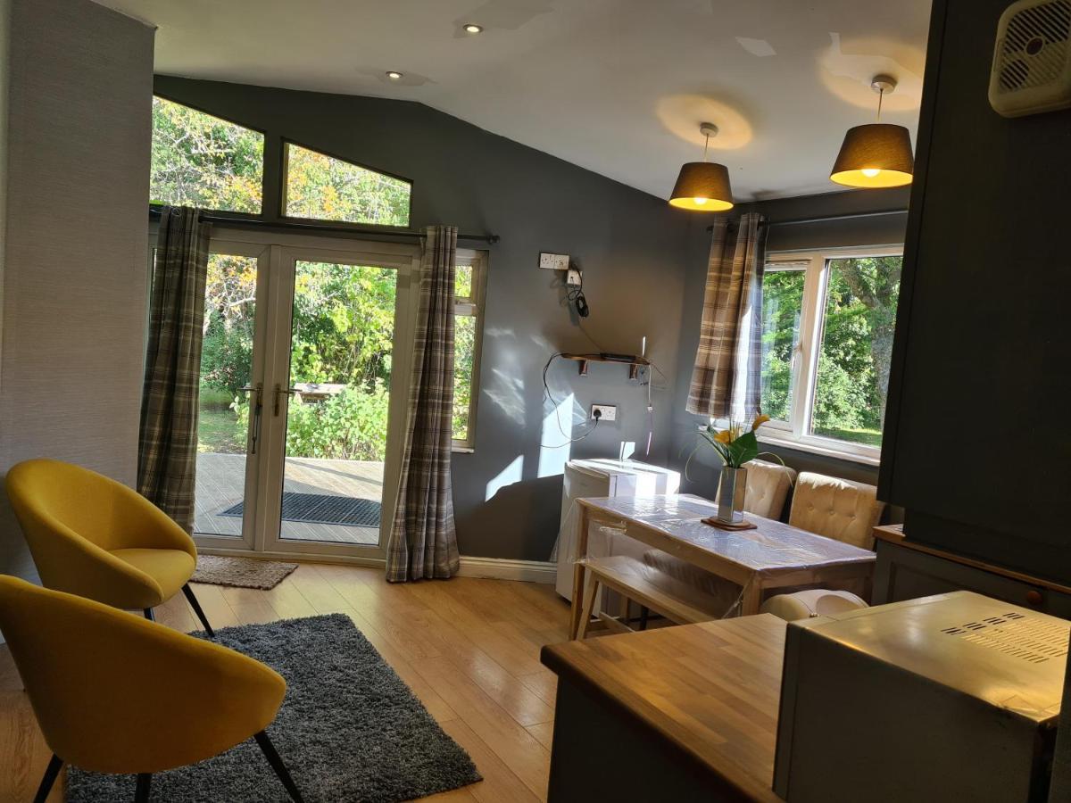 The Reading Whole Chalet With Lake And Two Acre Gardens Εξωτερικό φωτογραφία