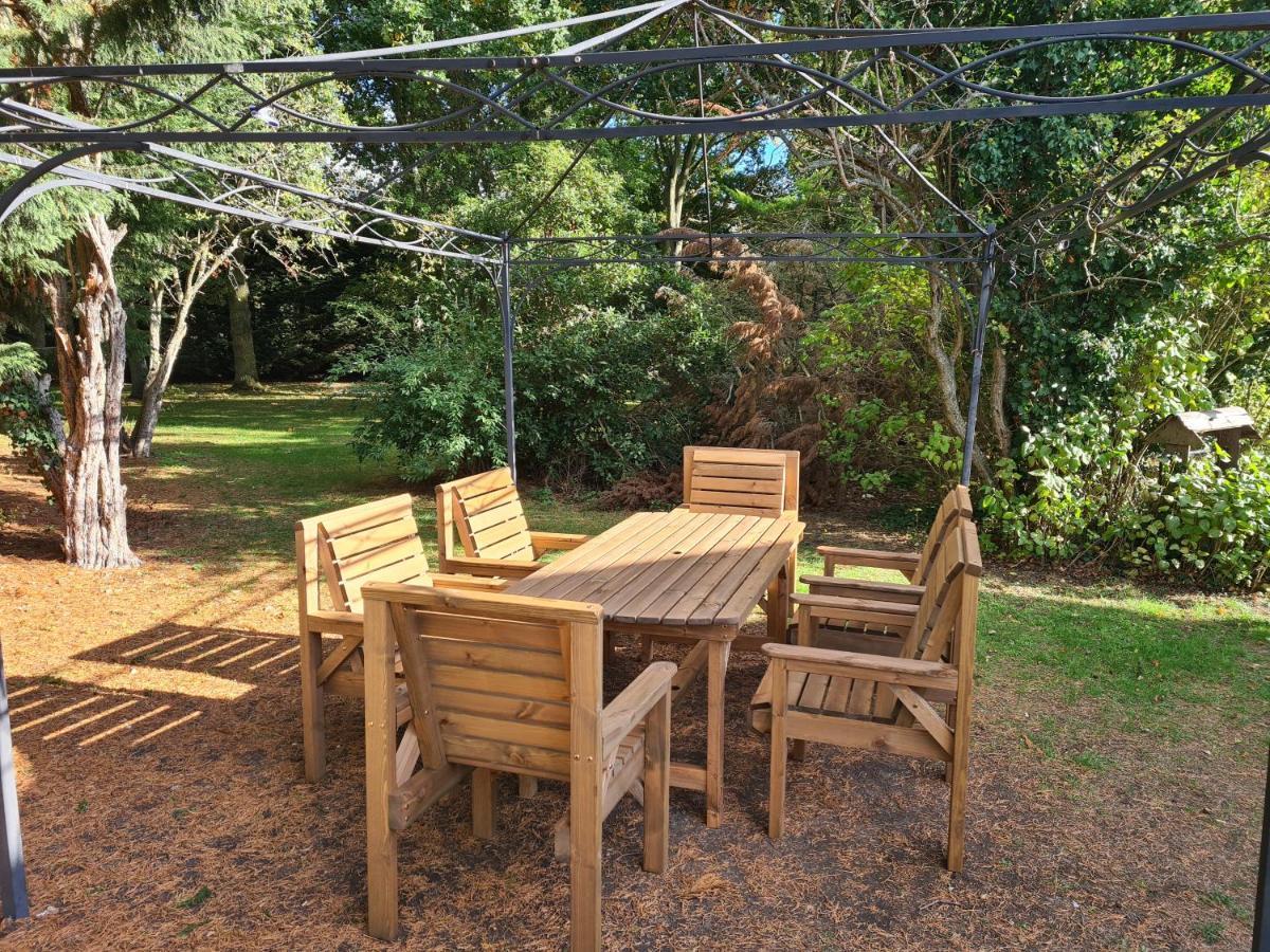 The Reading Whole Chalet With Lake And Two Acre Gardens Εξωτερικό φωτογραφία