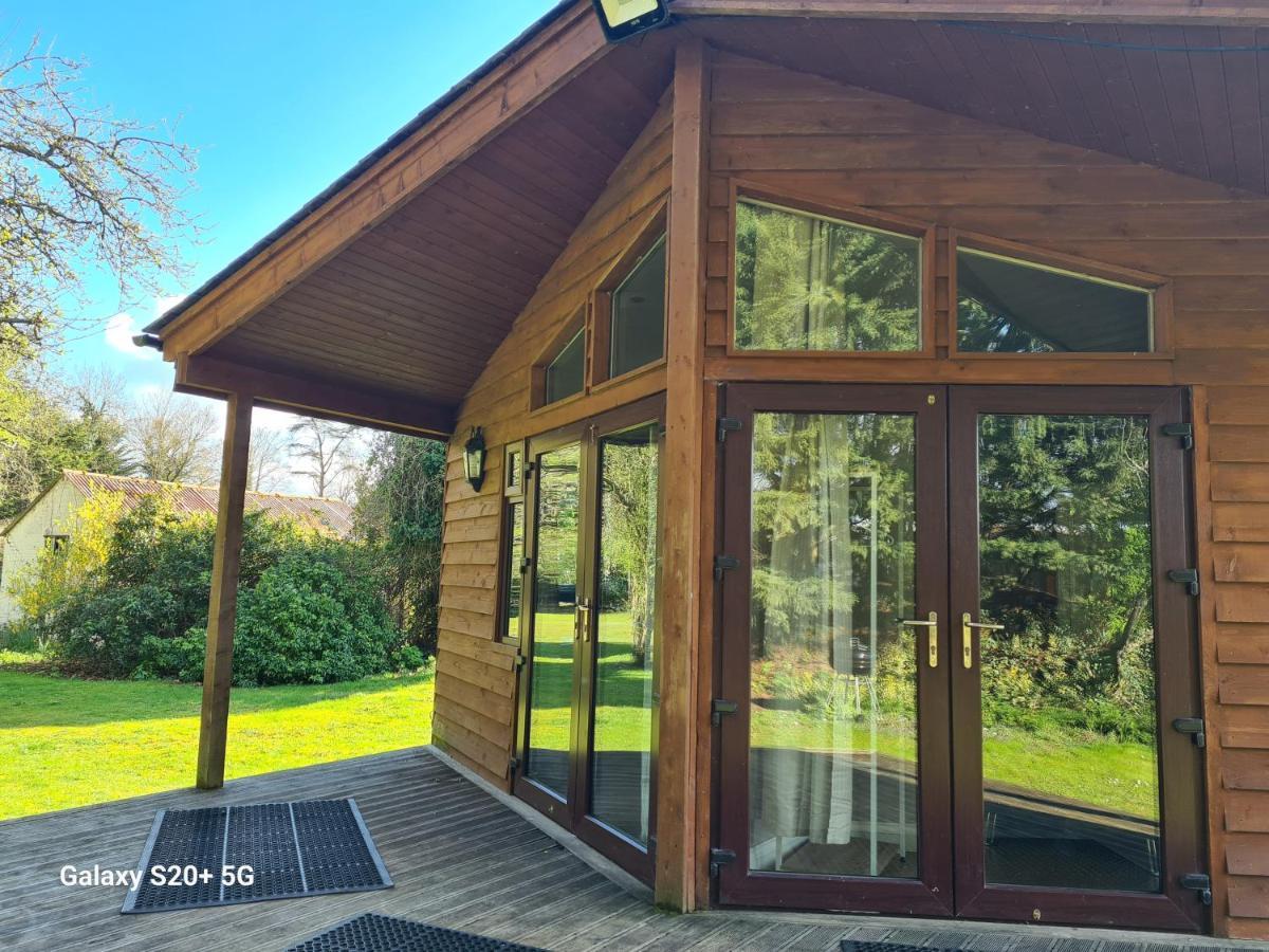 The Reading Whole Chalet With Lake And Two Acre Gardens Εξωτερικό φωτογραφία