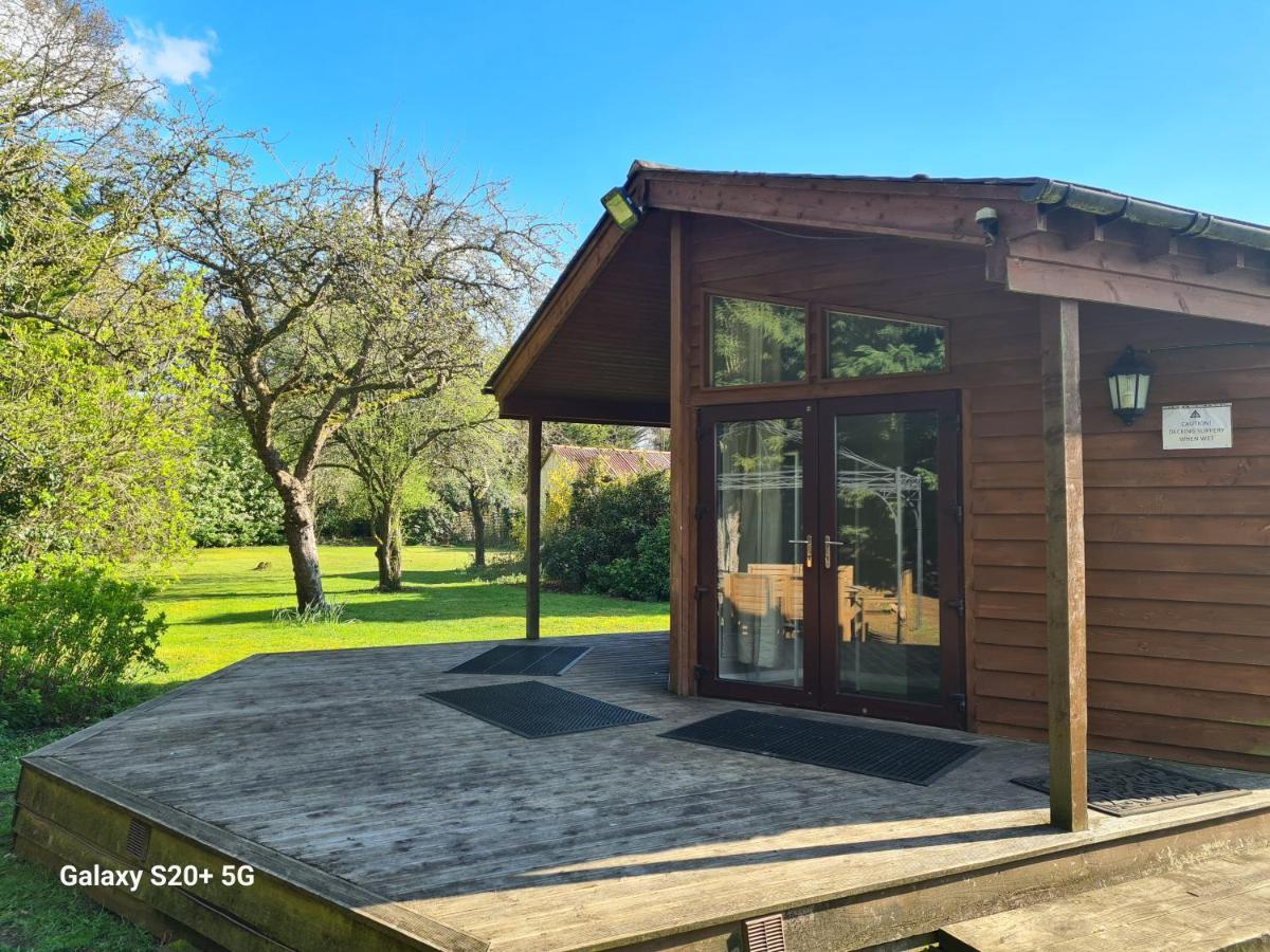 The Reading Whole Chalet With Lake And Two Acre Gardens Εξωτερικό φωτογραφία